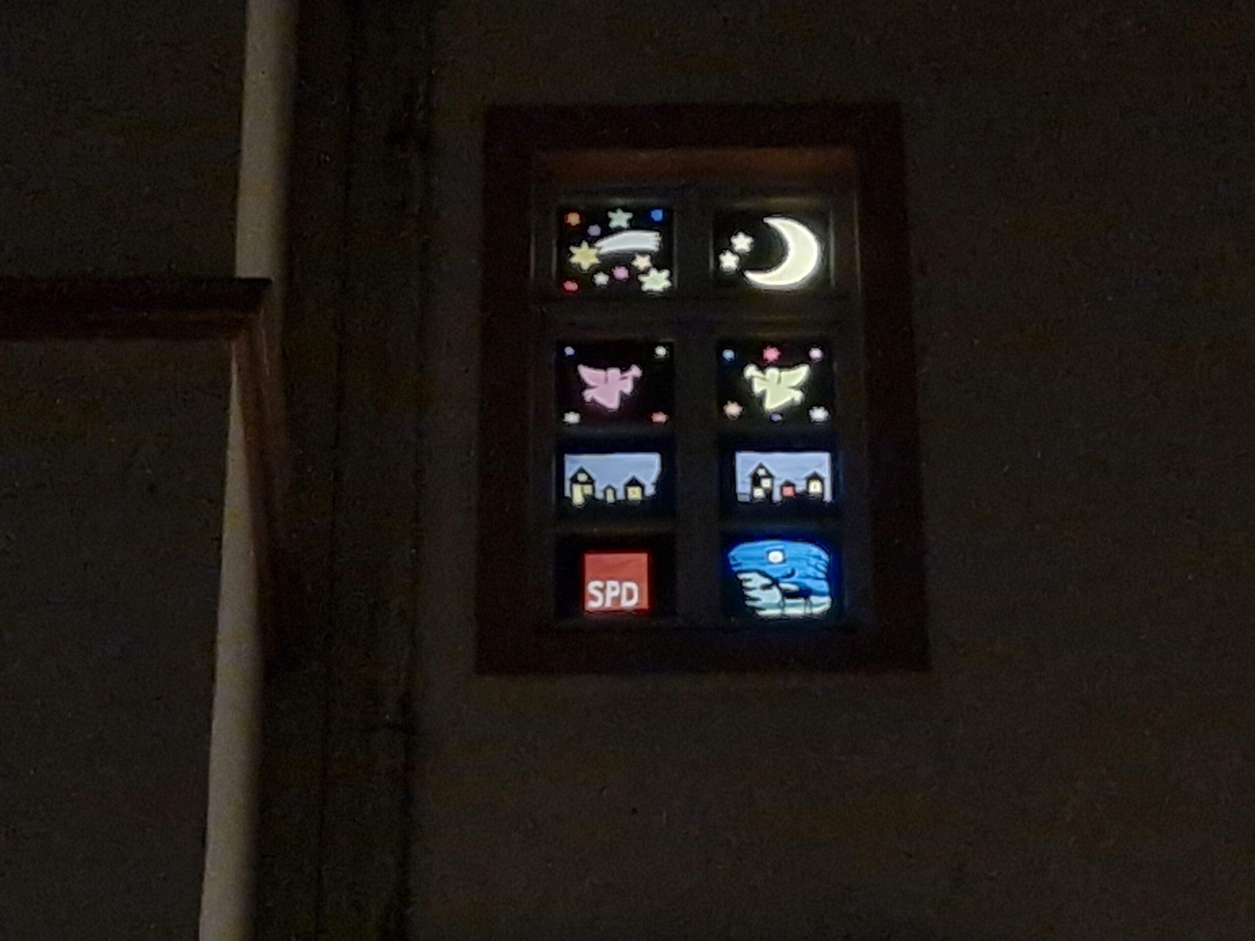 SPD Seligenstadt gestaltet Adventsfenster des Hans-Memling-Hauses