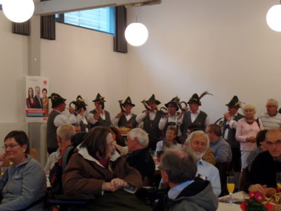 Das bunte Publikum und die Jagdhornbläser zur musikalischen Untermalung.