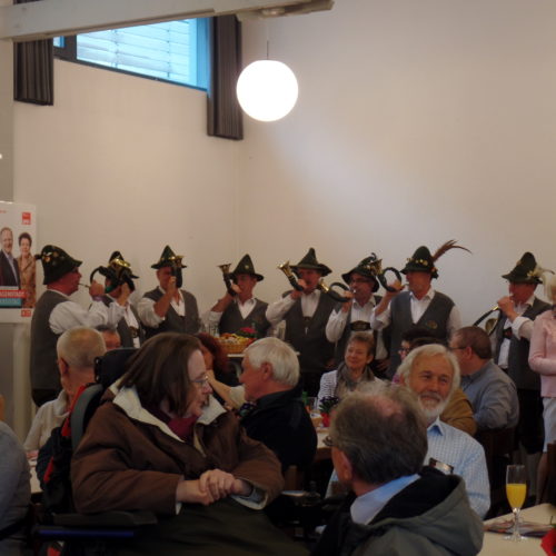 Das bunte Publikum und die Jagdhornbläser zur musikalischen Untermalung.