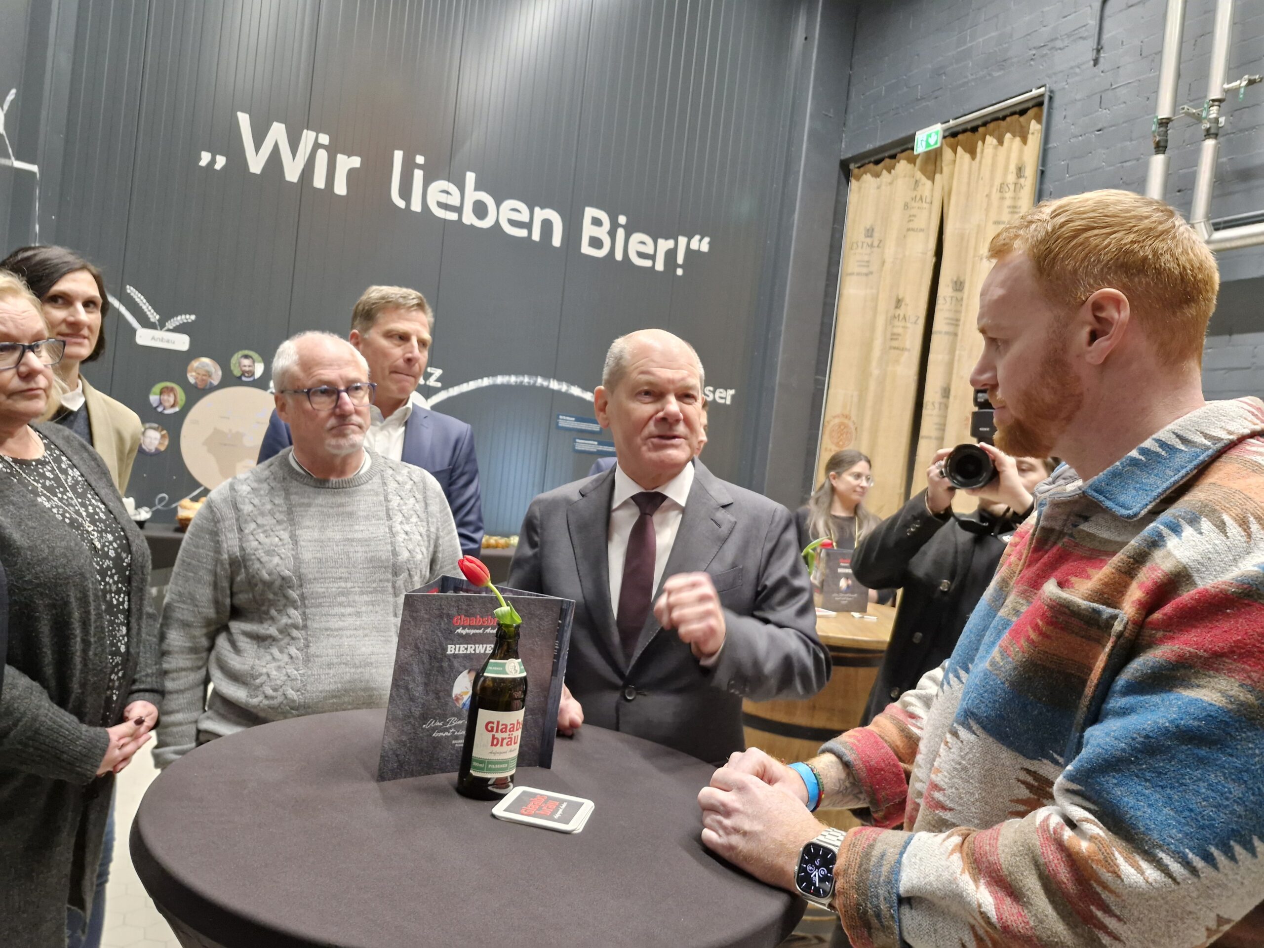 Kanzler Olaf Scholz besucht Glaabsbräu in Seligenstadt