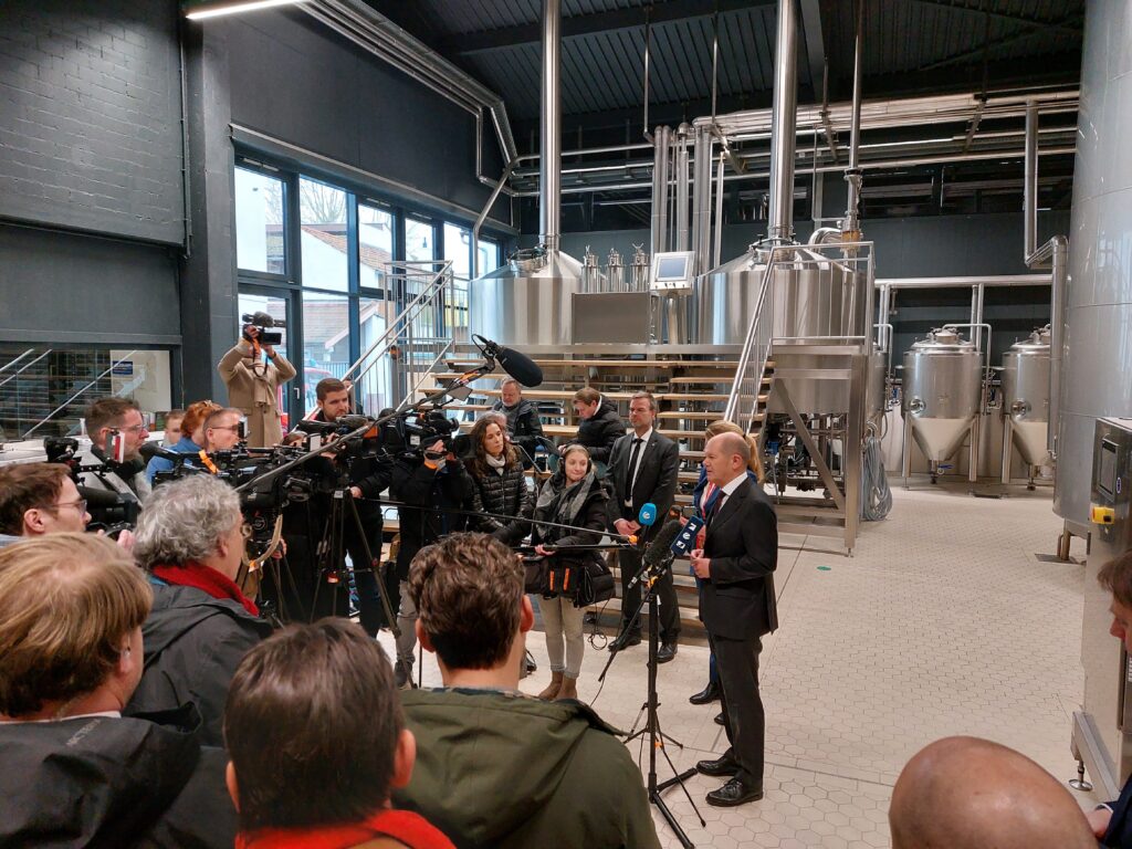 Bundeskanzler Olaf Scholz (SPD) in Seligenstadt vor der Presse in der Glaabsbräu
