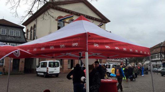 Jusos vor dem Seligenstädter Rathaus...