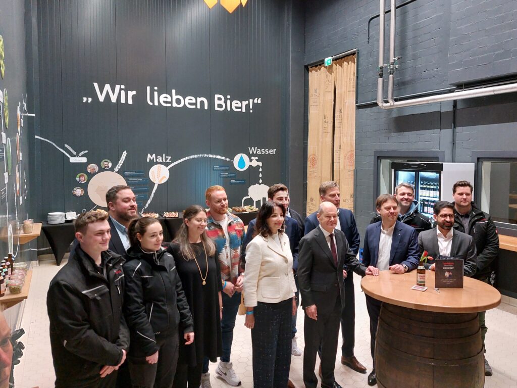 Von recht: Kaweh Mansoori (Hessischer Wirtschaftsminister), Dr. Jens Zimmermann (Bundestagsabgeordneter), Rober Glaab (Glaabsbräu-Inhaber), Bundeskanzler Olaf Scholz (SPD) in Seligenstadt