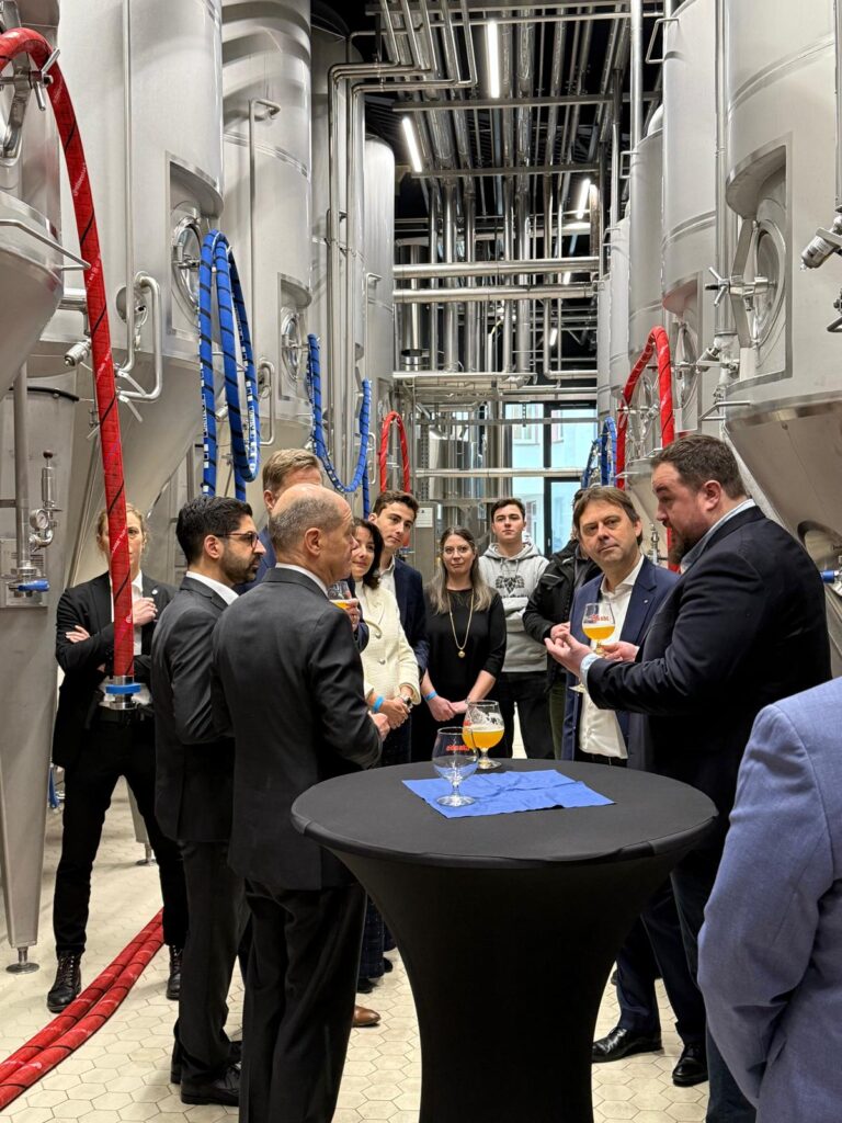 Foto mit dem Hessischen Wirtschaftsminister Kaweh Mansori, Brauerei-Inhabe Robert Glaab, Bundeskanzler Olaf Scholz, Dr. Jens Zimmermann MdB, und Braumeister Julian Menner in der Glaabsbräu Seligenstadt